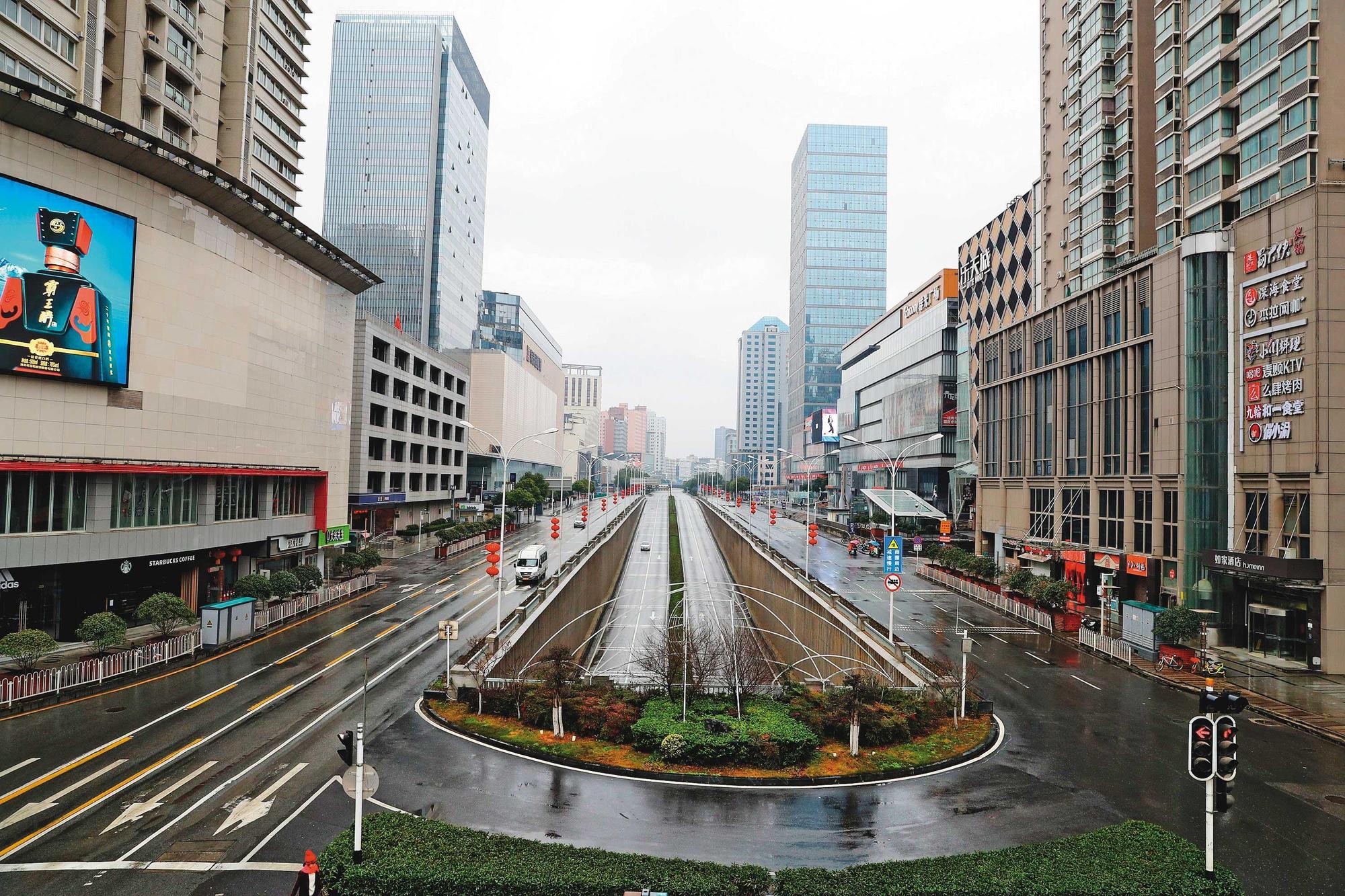 武漢封城,政府禁止不必要車輛出入,城內主要道路上無人無車。(達志影像)