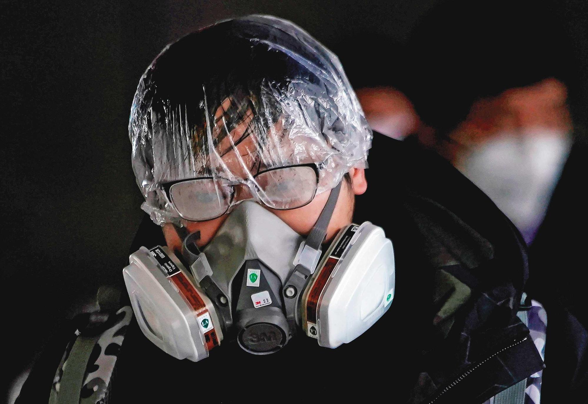 肉眼看不見病毒,人人自危,大陸甚至有民眾戴上防毒面具及浴帽求自保。(達志影像)