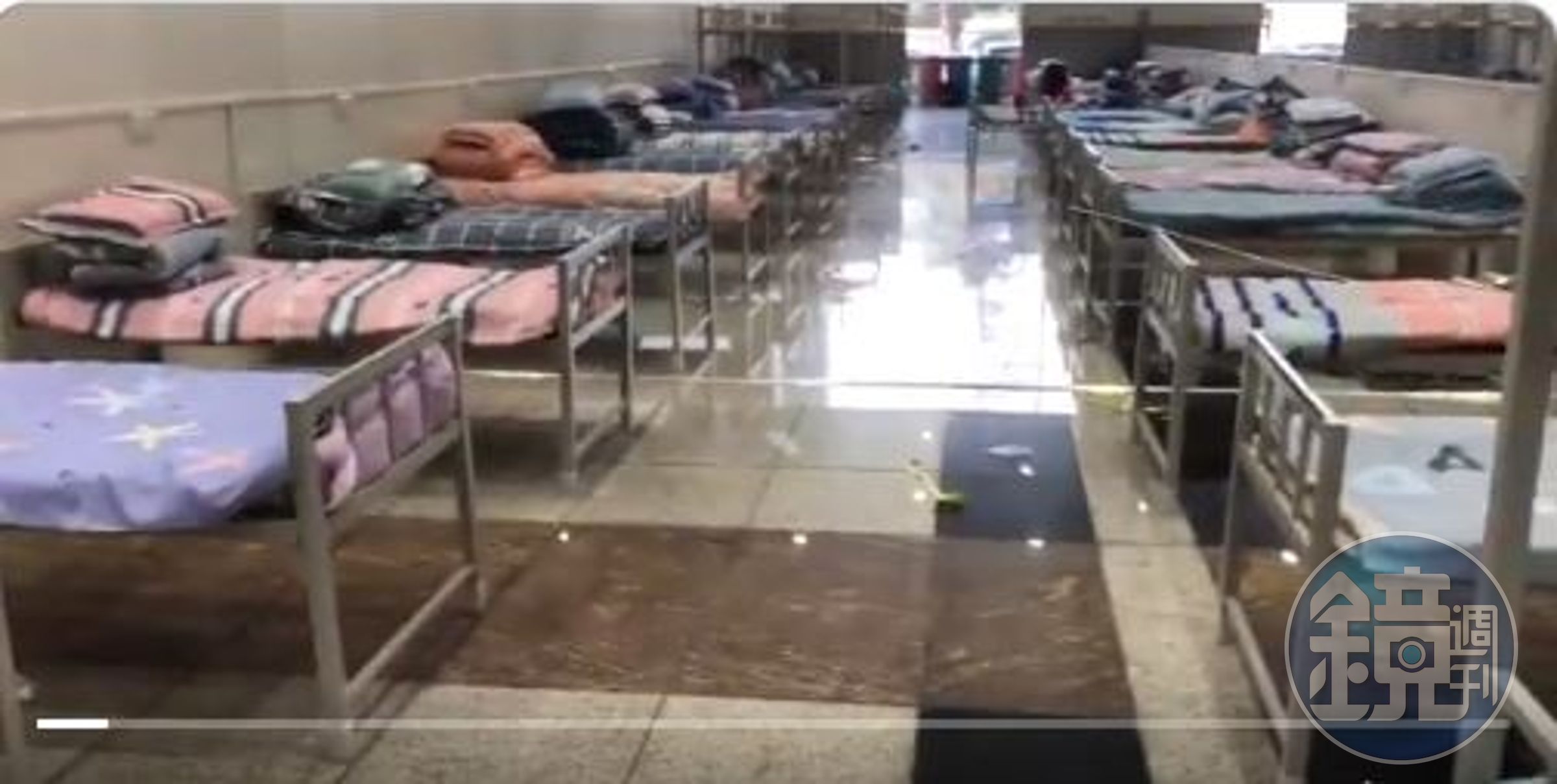 公民記者陳秋實進入武漢倉促建好的方艙醫院，但簡陋的設備，讓他擔心恐怕引發更多交叉感染。（翻攝陳秋實推特）