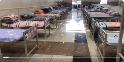 公民記者陳秋實進入武漢倉促建好的方艙醫院，但簡陋的設備，讓他擔心恐怕引發更多交叉感染。（翻攝陳秋實推特）