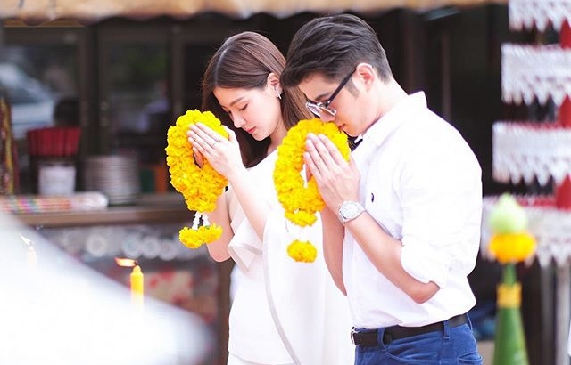 《Laser Candy》日前舉行開鏡儀式，男主女角向神祈求拍攝順利。（翻攝自Baifern IG）