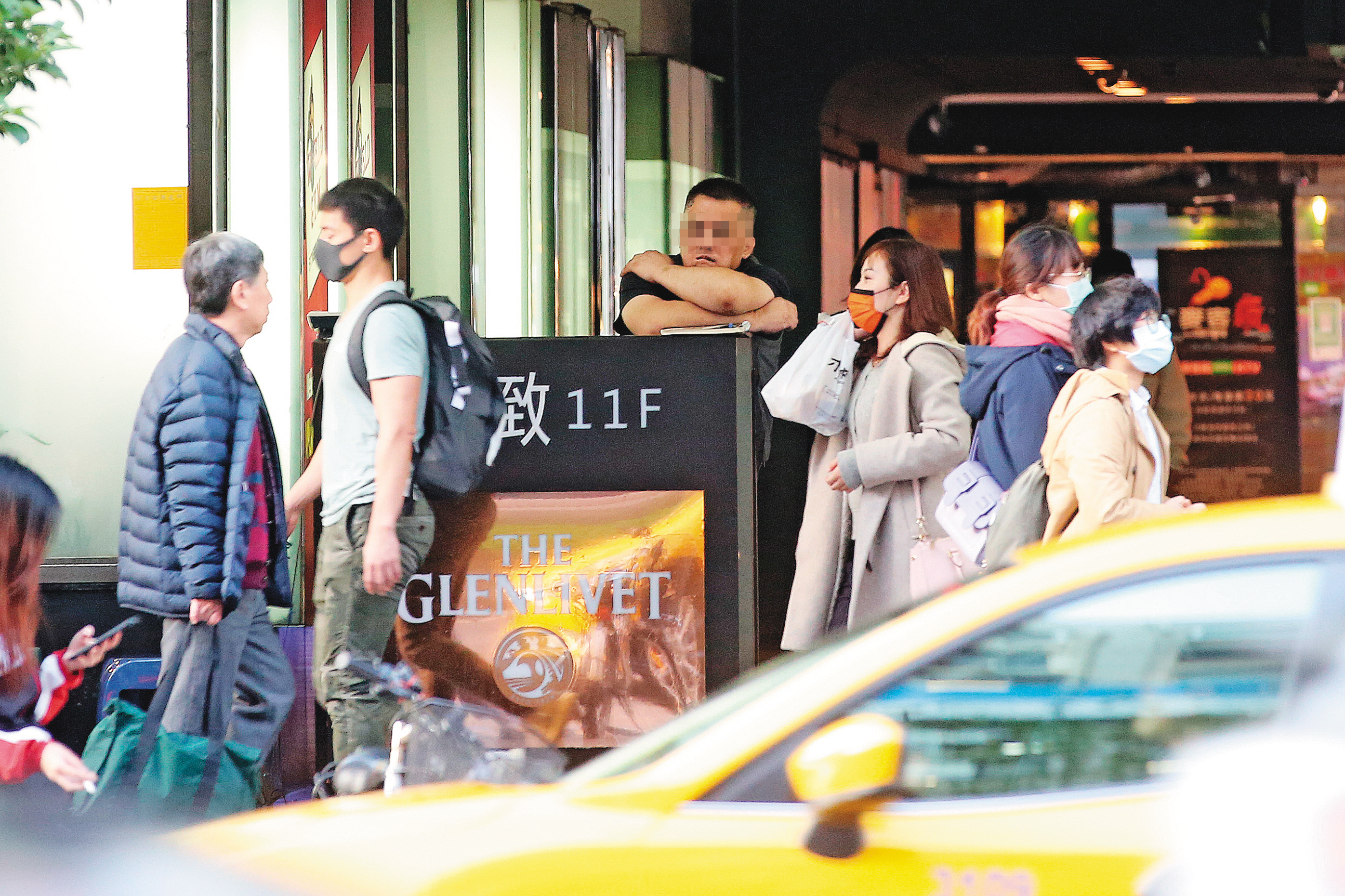 受武漢肺炎影響，各大酒店客人銳減，泊車人員沒事做，只能呆望街上人車。