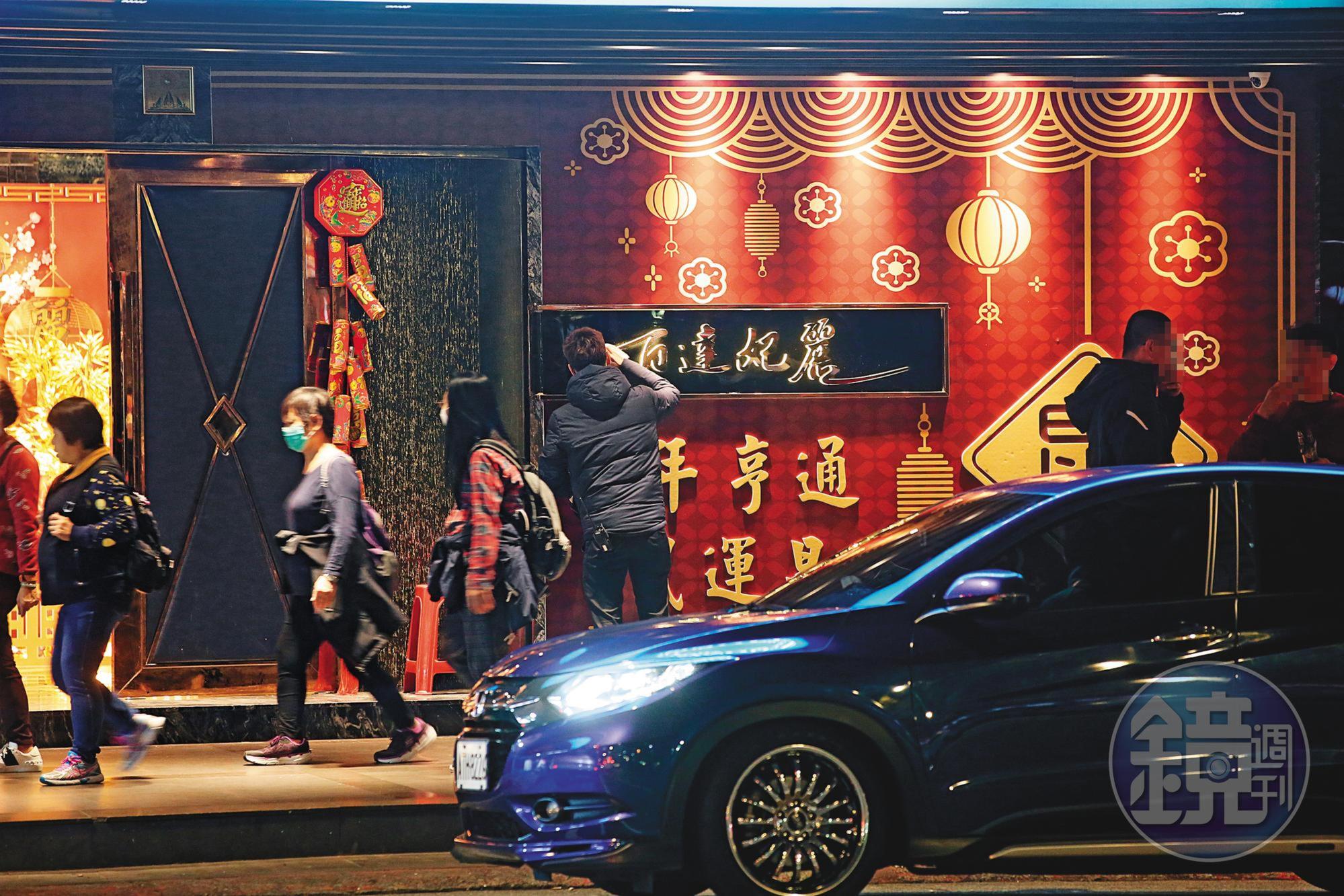 酒店生意門可羅雀，接待人員無聊到拿起衛生紙擦拭招牌。