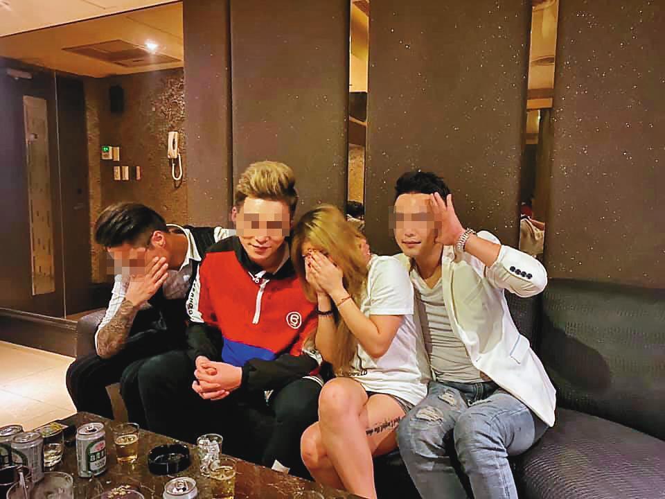 綽號毛毛蟲的酒店大亨還經營男公關店,讓許多酒店小姐樂不思蜀。(翻攝臉書)