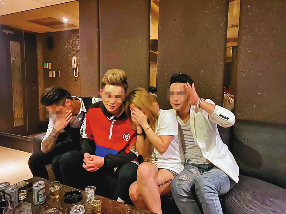 綽號毛毛蟲的酒店大亨還經營男公關店，讓許多酒店小姐樂不思蜀。（翻攝臉書）