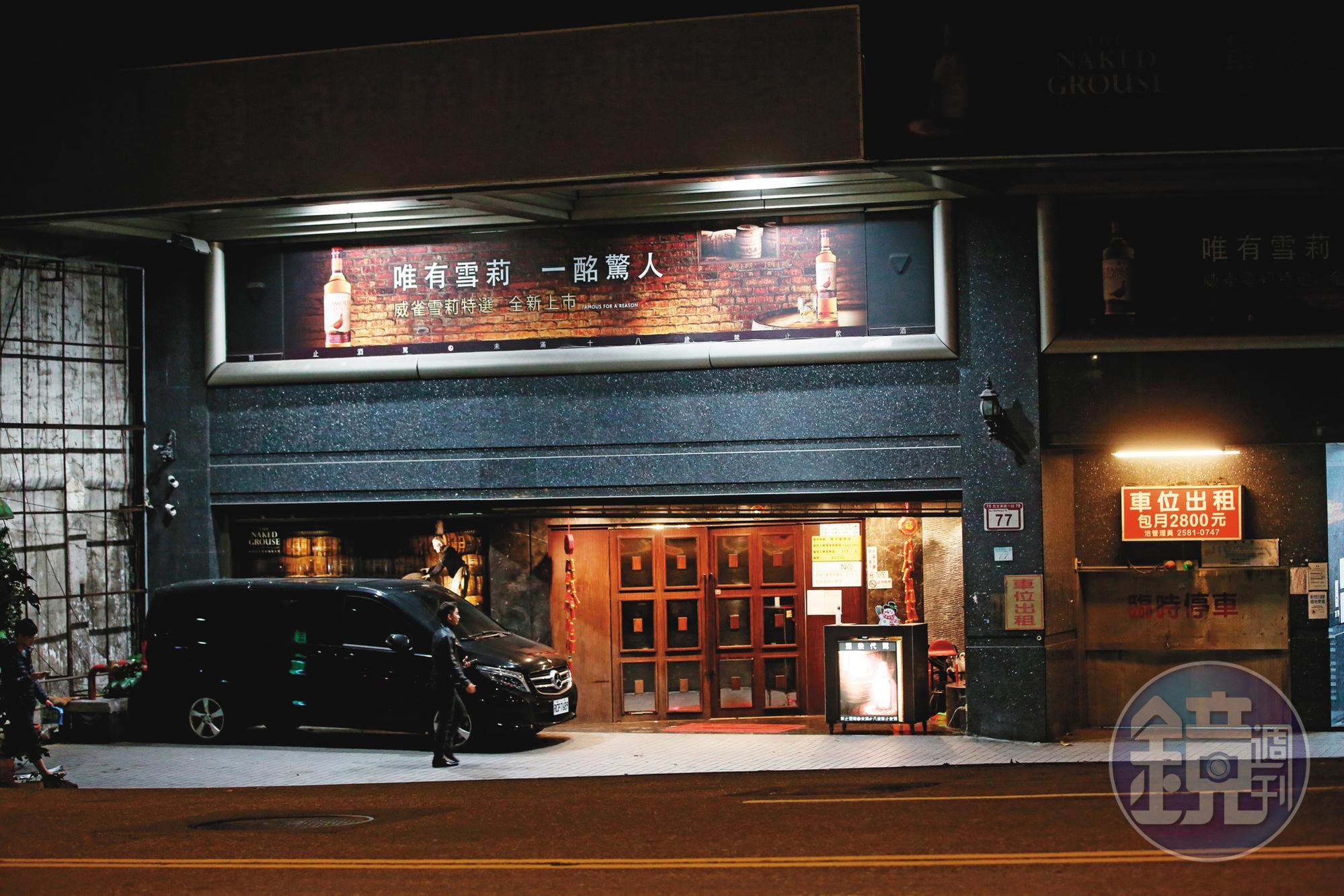 位於台北市民生東路的男公關店,似乎也受疫情影響,看起來相當冷清。