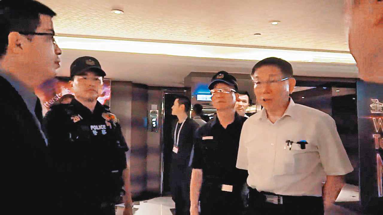 台北市長柯文哲（右）去年九月，曾親自帶隊臨檢中山區酒店。 （翻攝柯文哲臉書）