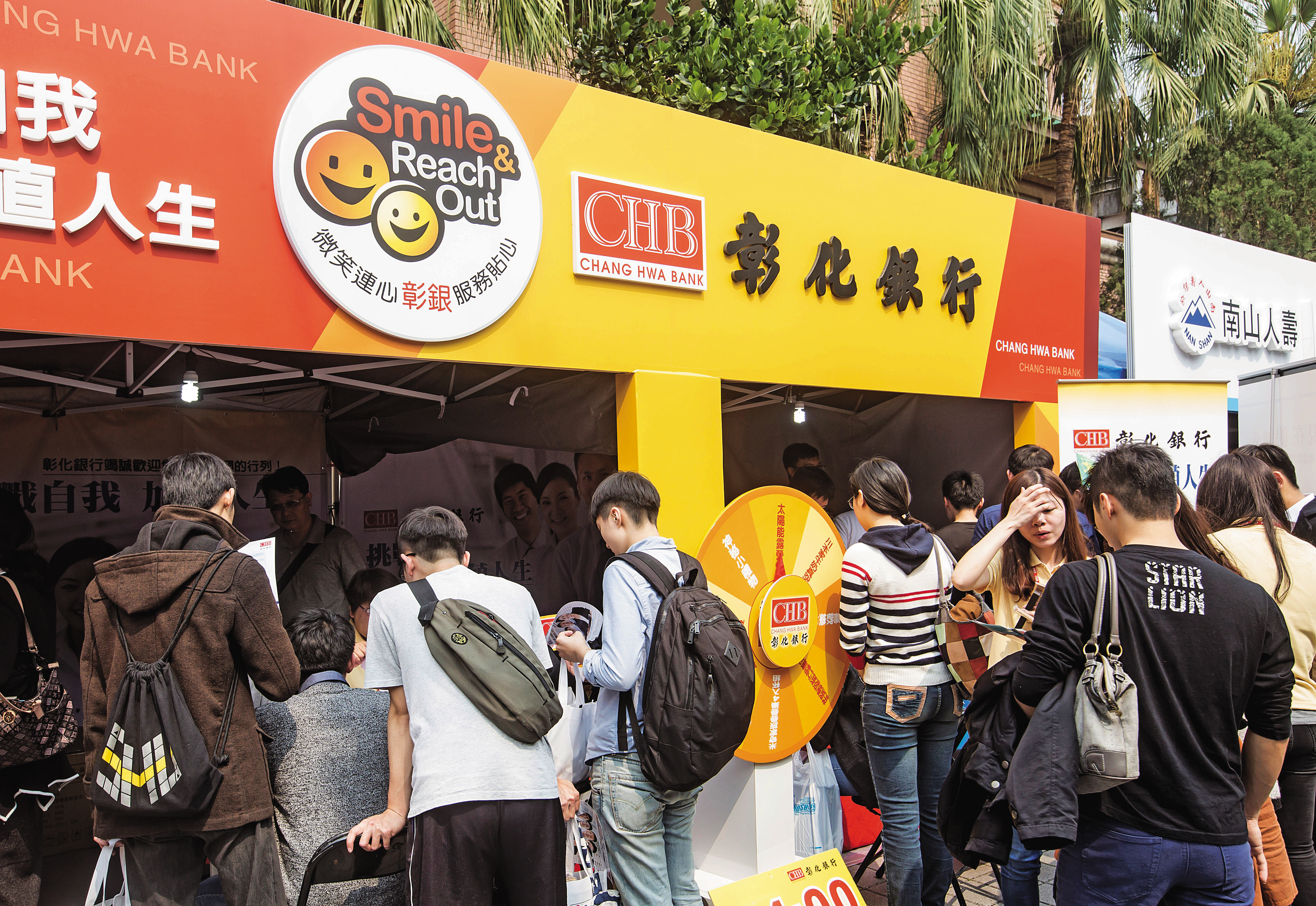 彰銀主要客戶年齡較長,凌忠嫄為活化老店,積極深入年輕族群。