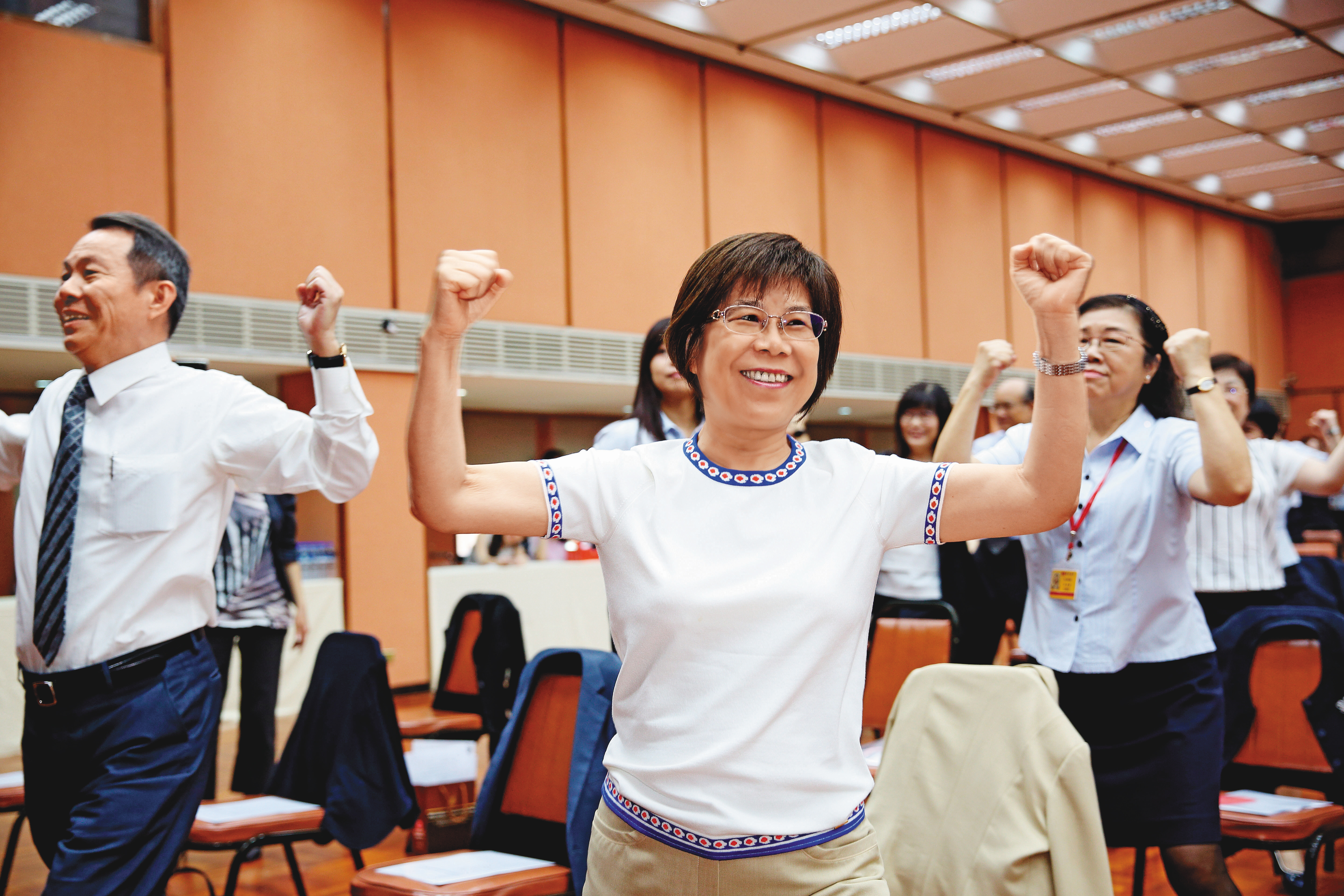 凌忠嫄想擦亮彰銀老招牌,常親自帶頭參與活動,拉近和員工、客戶距離。