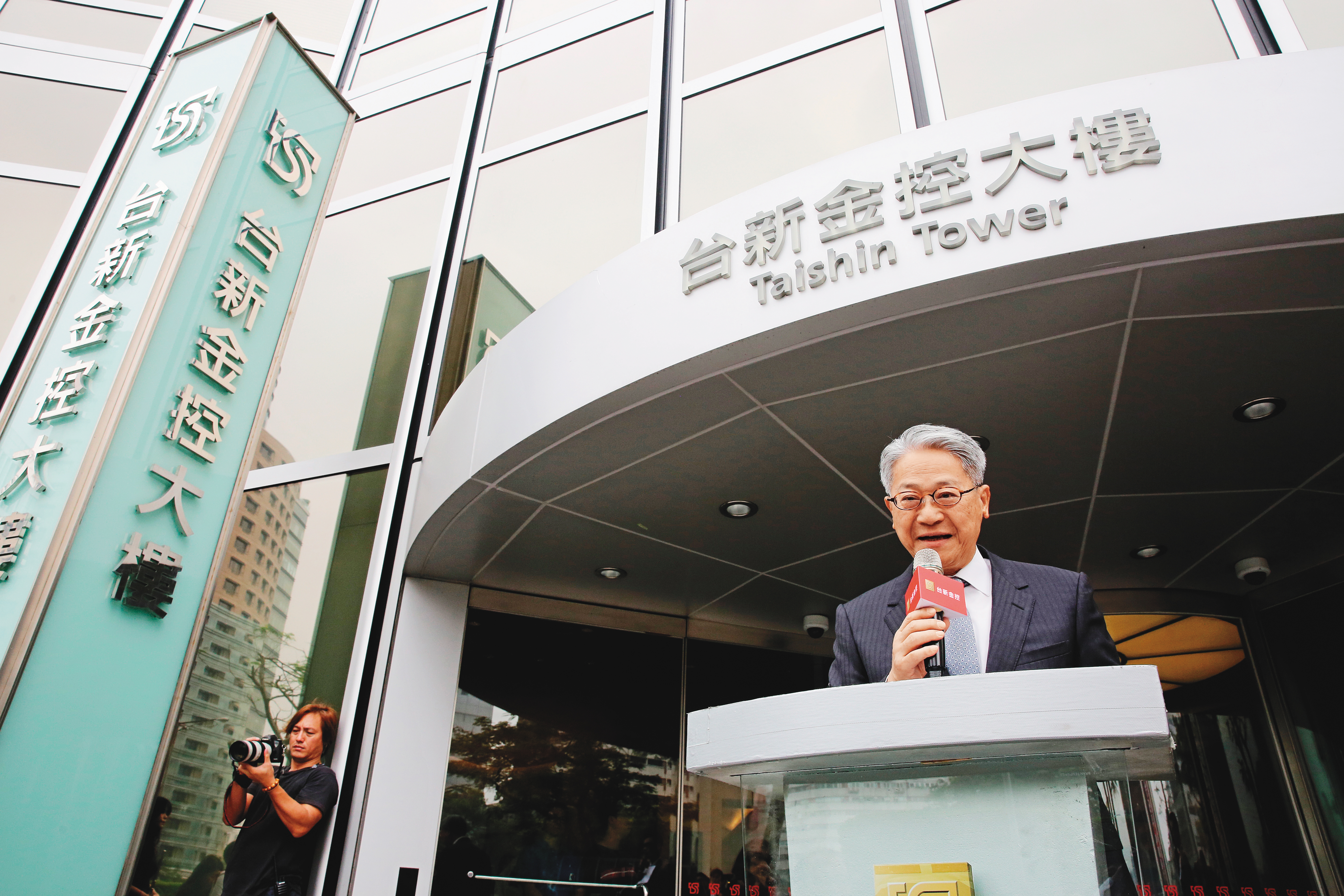 台新金董座吳東亮拿下22.55%彰銀持股,卻讓他如鯁在喉。