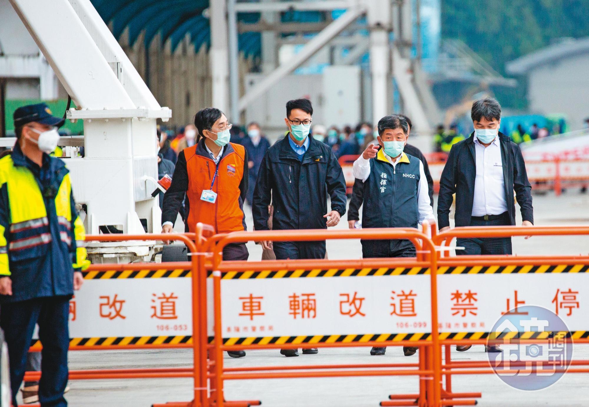 防堵武漢肺炎擴大,衛生福利部長陳時中(右2)坐鎮指揮各部會,要在3月關鍵決勝點前,守住社區感染防線。
