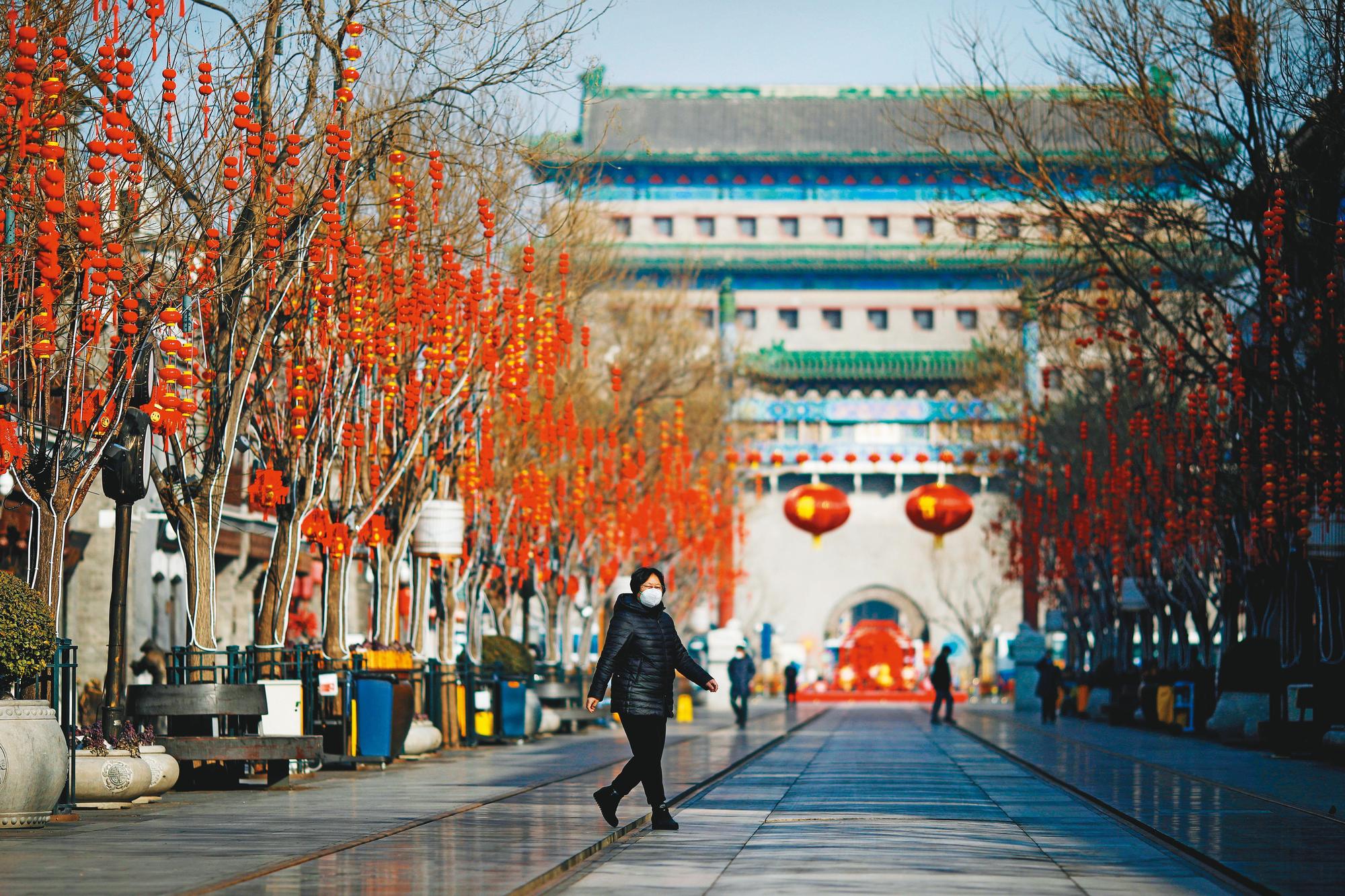 中國疫情失控,北京、上海等城市也宣布封閉式管理,形同半封城。(達志影像)