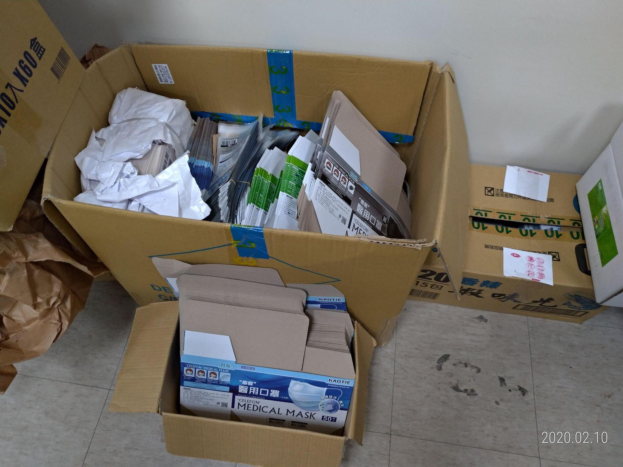 慶豐商貿公司在破爛磚房未經核准製造醫療用口罩跟OK繃等醫療器材。(士林地檢署提供)