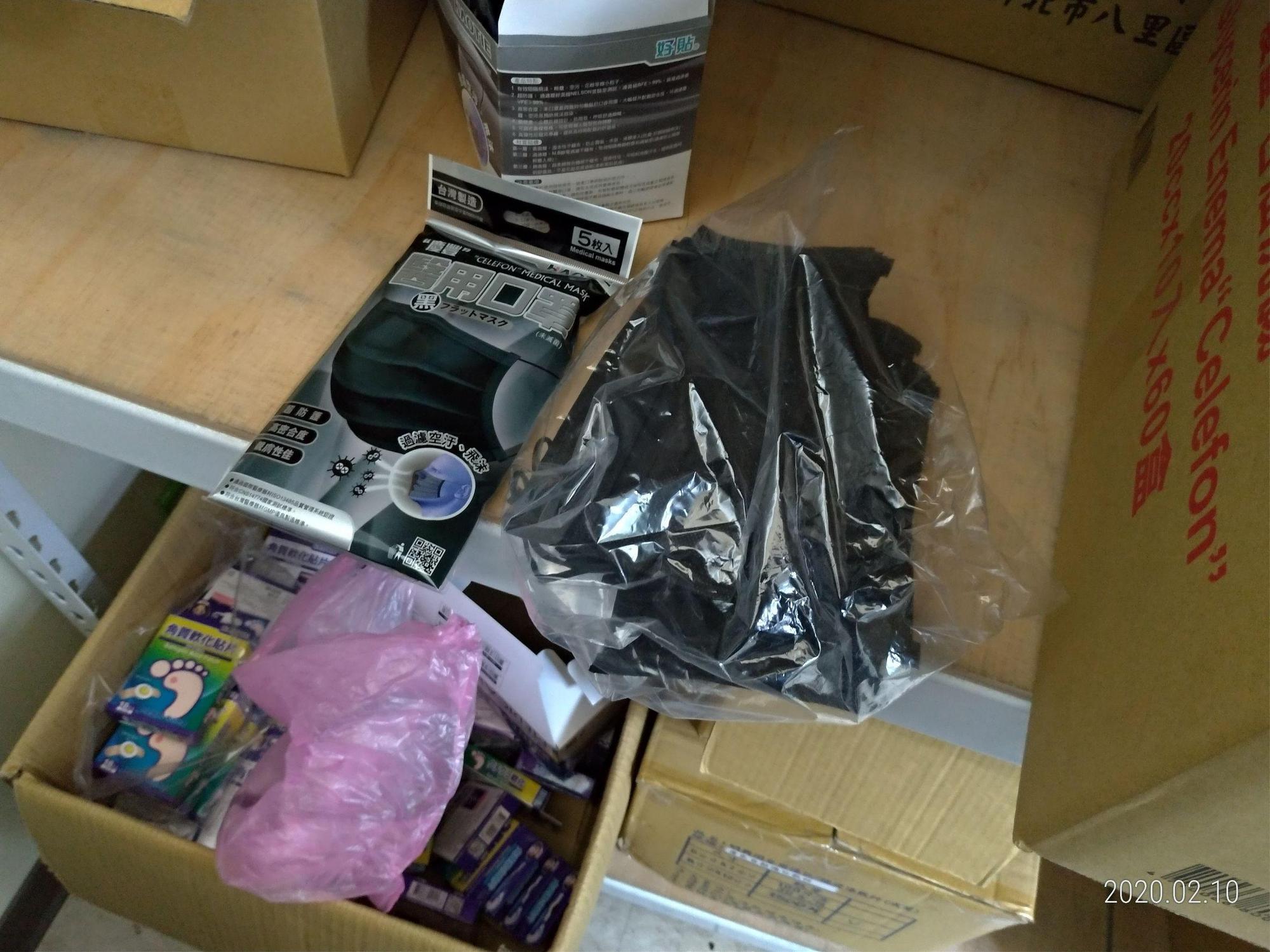 慶豐商貿公司進口盒裝醫用口罩,再徒手分裝販售。(士林地檢署提供)