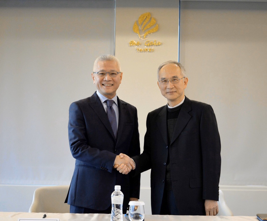 鴻海副總裁呂芳銘（右圖）11日宣布將台灣寬頻（TBC）的控股基金APTT的65％股權，出售給大大數位匯流董事長戴永輝（左圖）。