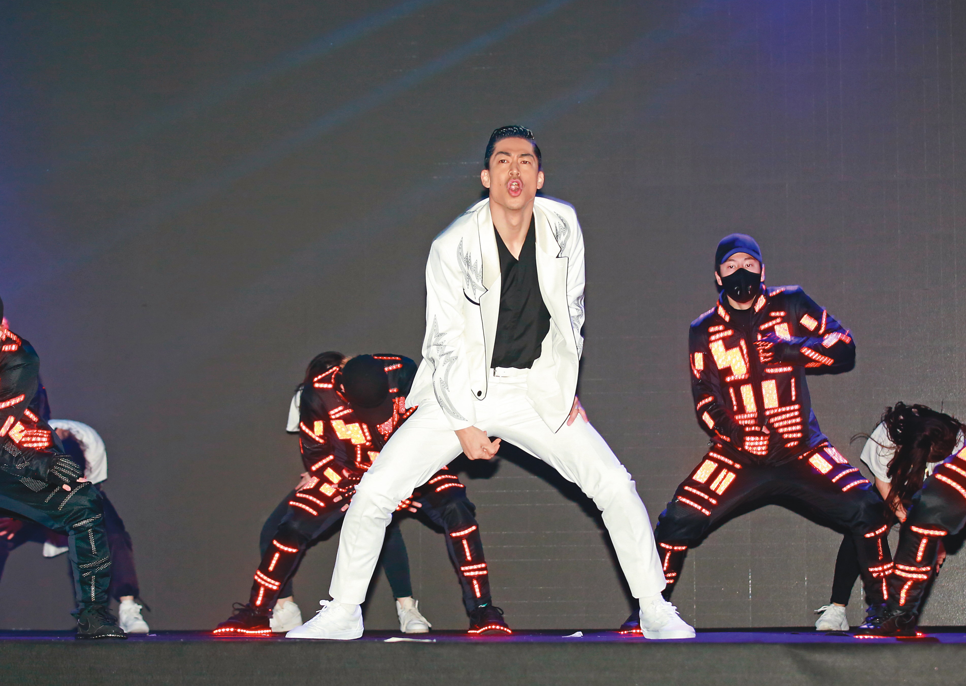 身為「國民女婿」，AKIRA有O型的吹哨嘴，以手指自摳的認真唱跳也頗具亮點。