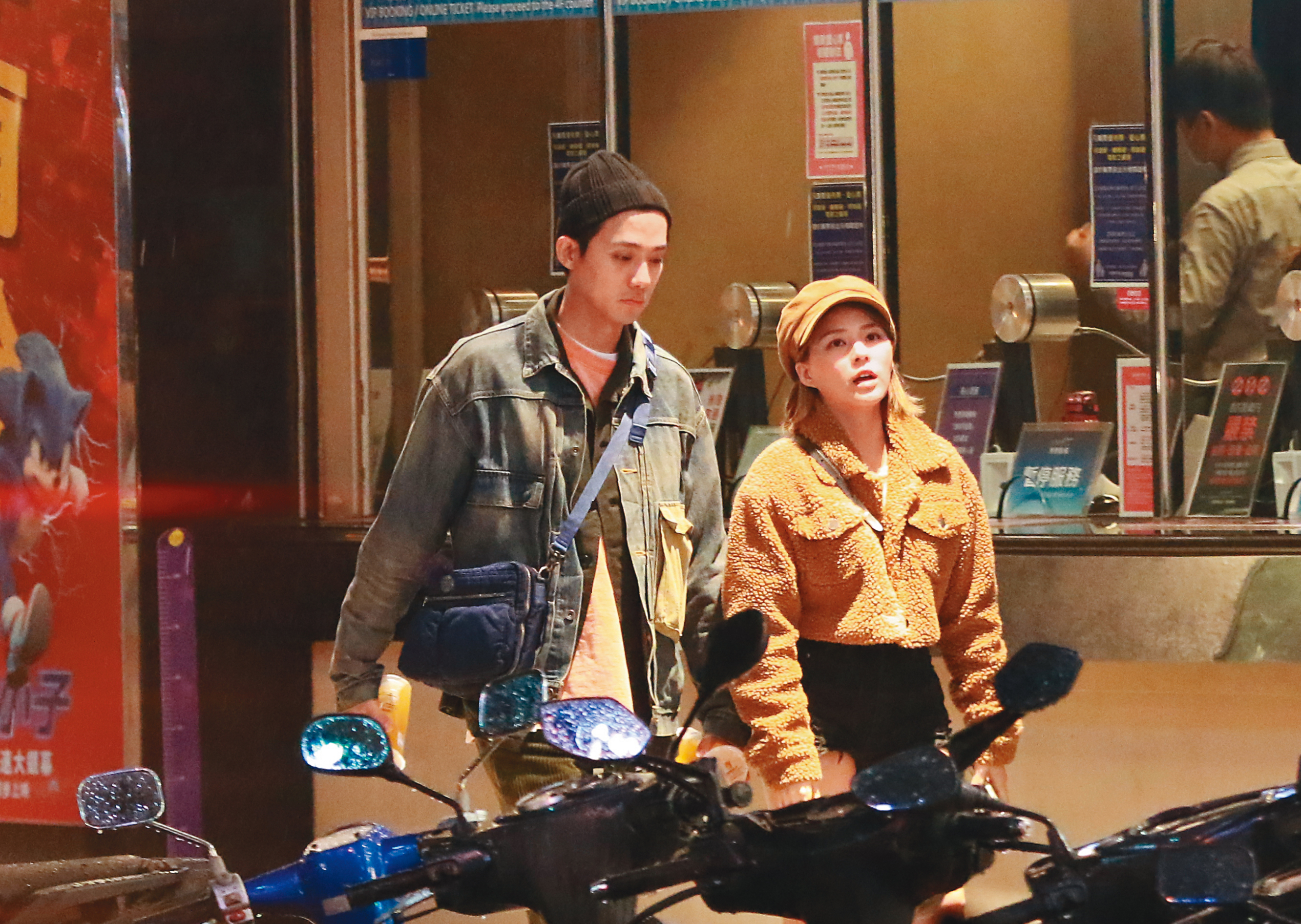 本刊直擊熊熊（右）跟李唯楓（左）準備看電影，因為在室外，兩人都無罩，而且看得出關係融洽。