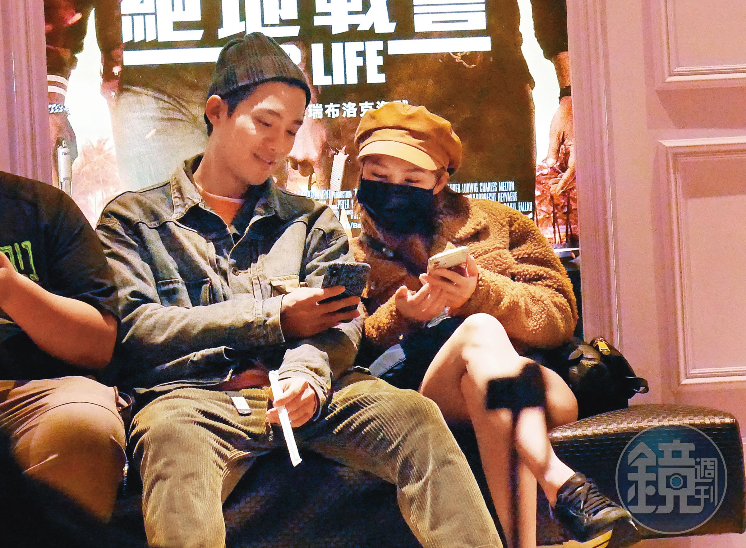 進到室內等待觀影，熊熊戴上黑色口罩，大方黏合李唯楓；不過李唯楓黏後不認，對於熊熊的一切都閉口不答。