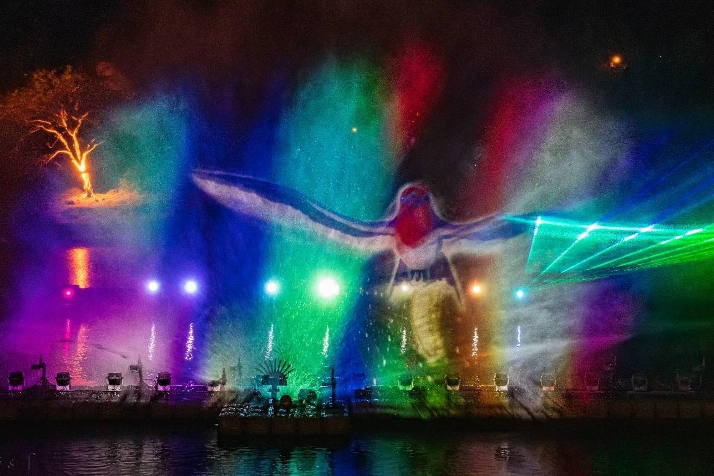 「遇見奇幻鳥」水舞秀,磅礡音樂結合水幕動畫,奇幻鳥翱翔於碧潭幻境。(新北市觀光旅遊局)