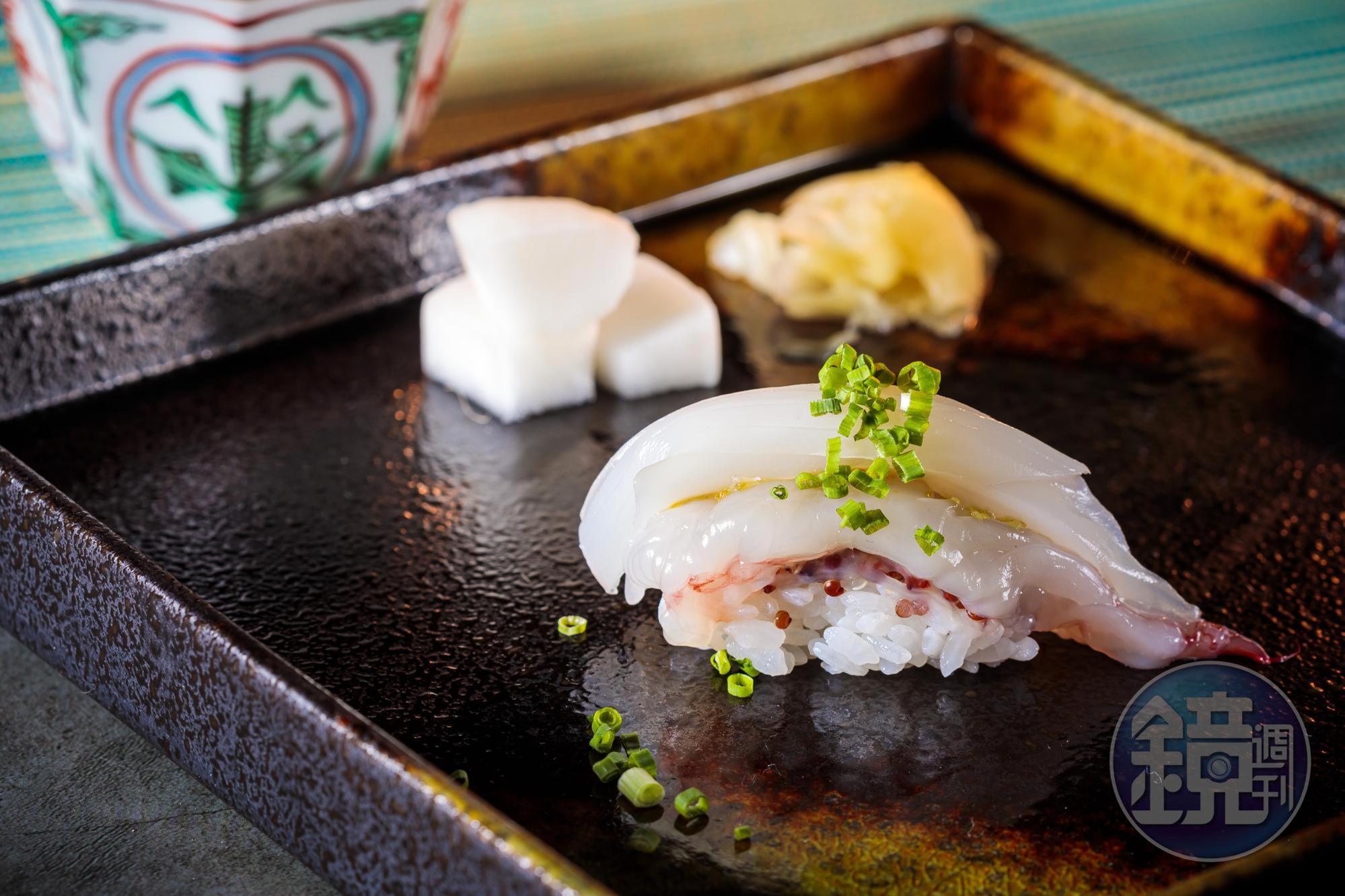 「甜蝦墨魚藜麥壽司」脆口中交纏著生蝦的黏甜。（1,200元套餐菜色）