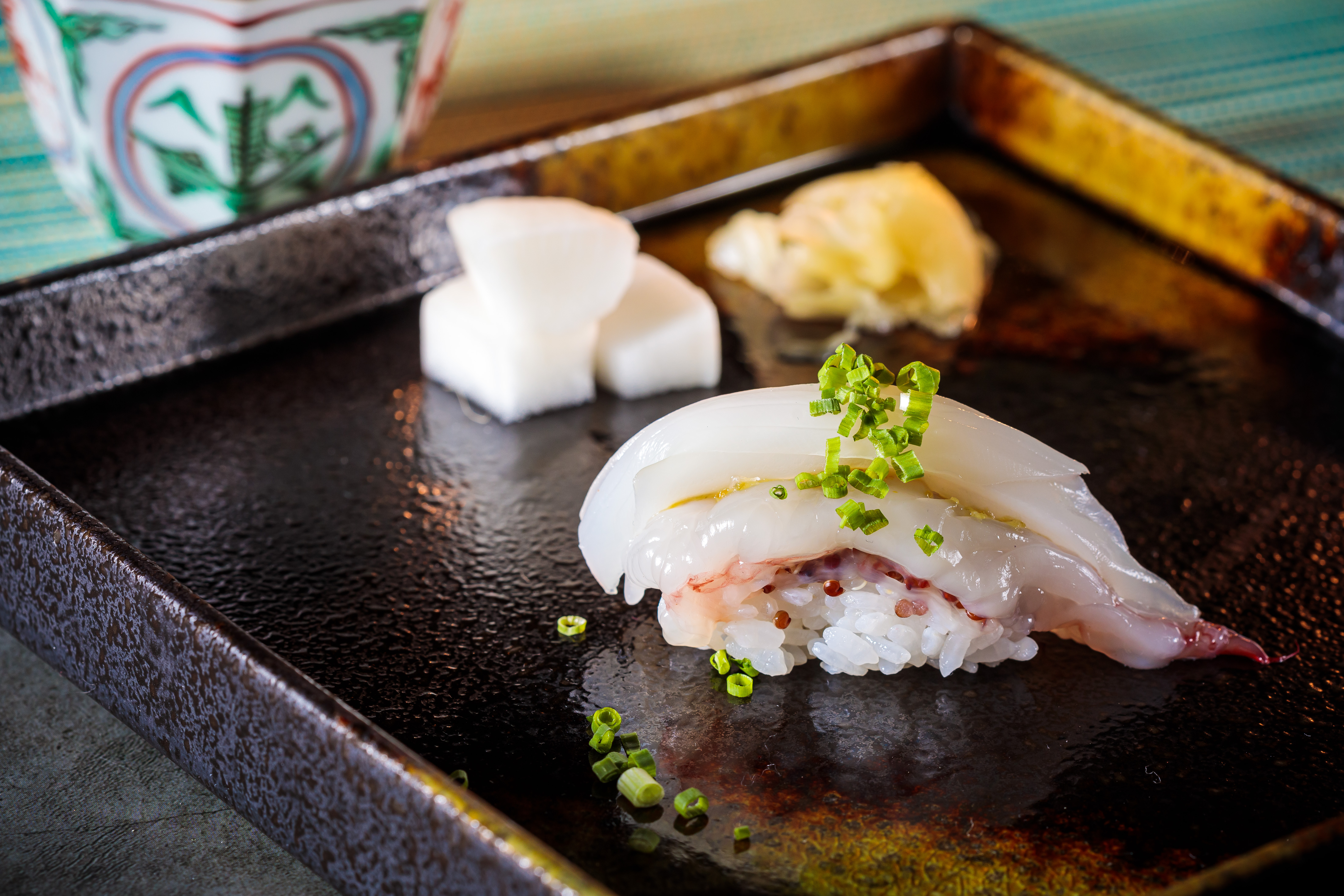 「甜蝦墨魚藜麥壽司」脆口中交纏著生蝦的黏甜。（1,200元套餐菜色）