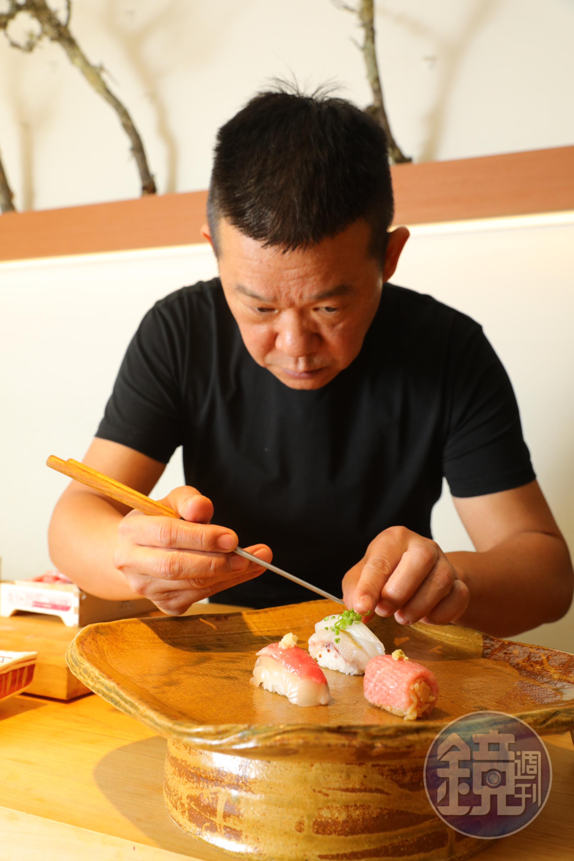 有紮實日料功力的主廚洪慶同，不受限地大玩藝術壽司新概念。