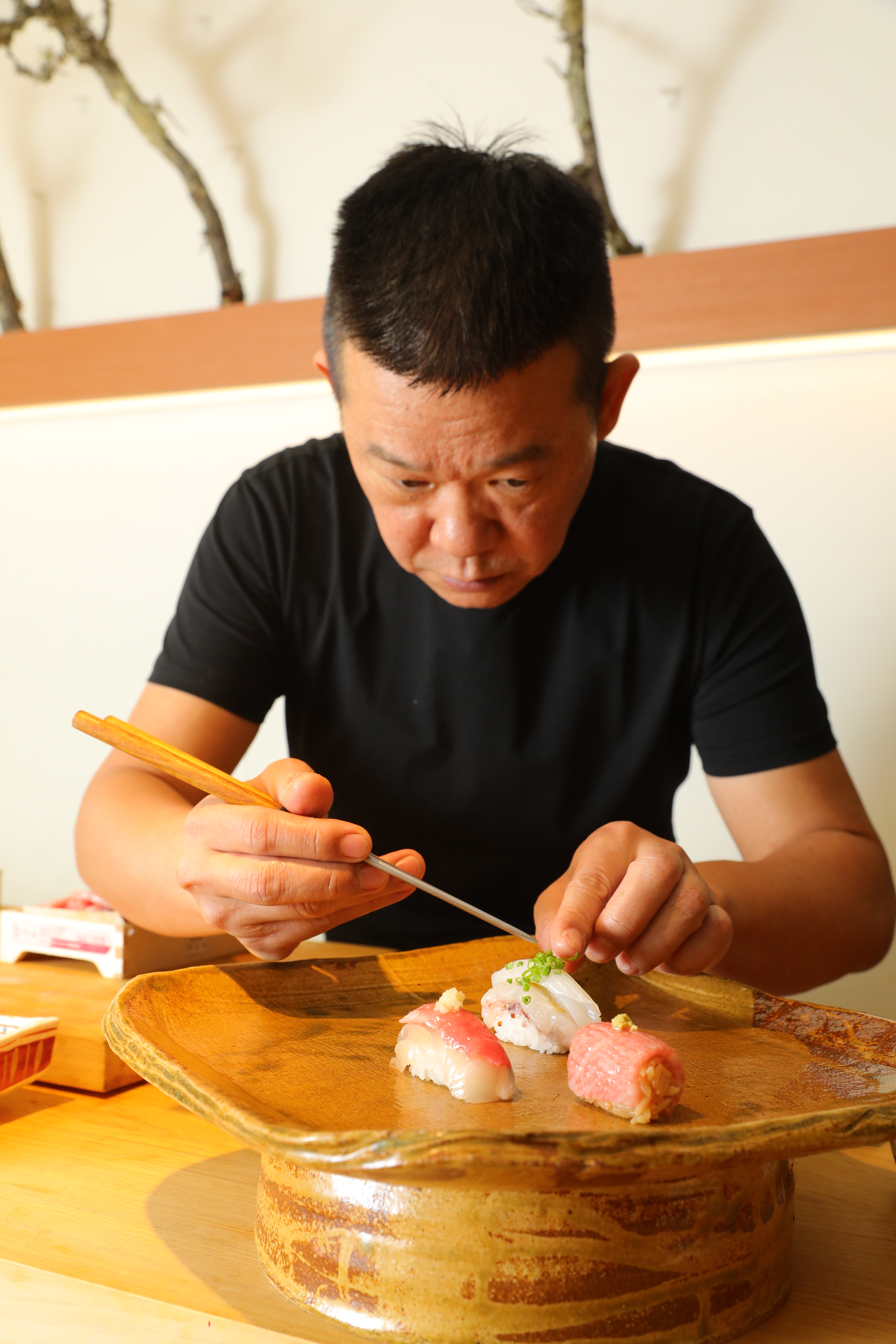 有紮實日料功力的主廚洪慶同，不受限地大玩藝術壽司新概念。