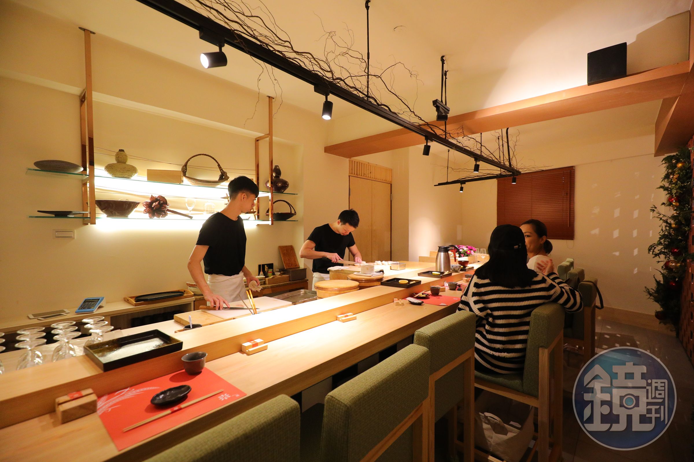 橘紅暖色調空間，柔化了高級日料常給人的高冷感。