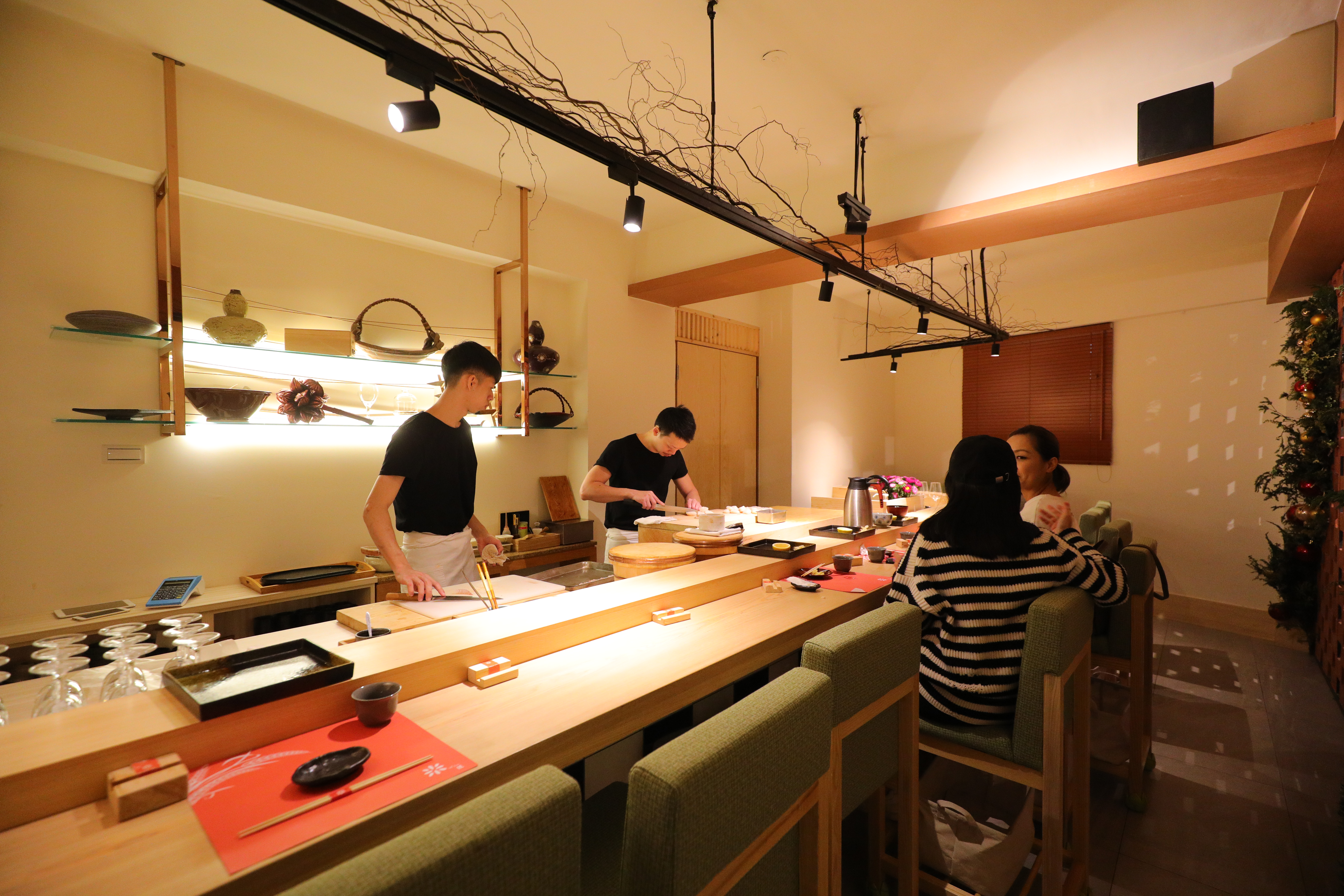 橘紅暖色調空間，柔化了高級日料常給人的高冷感。