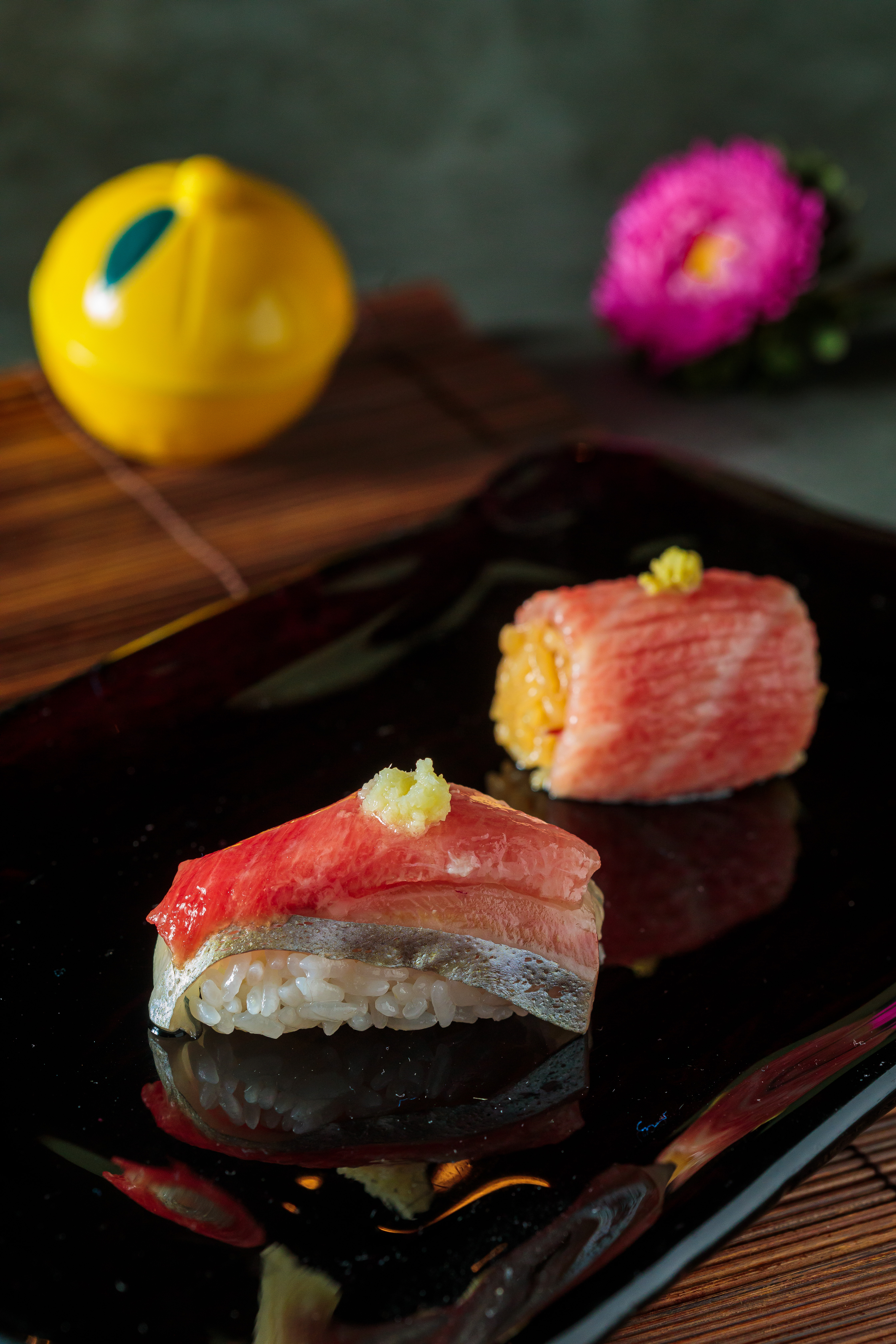 濃郁彈脆的「白魽拼黑鮪魚壽司」（前）和酸鮮滑潤的「紅醋鮪魚壽司」（後）。（皆為1,200元套餐菜色）