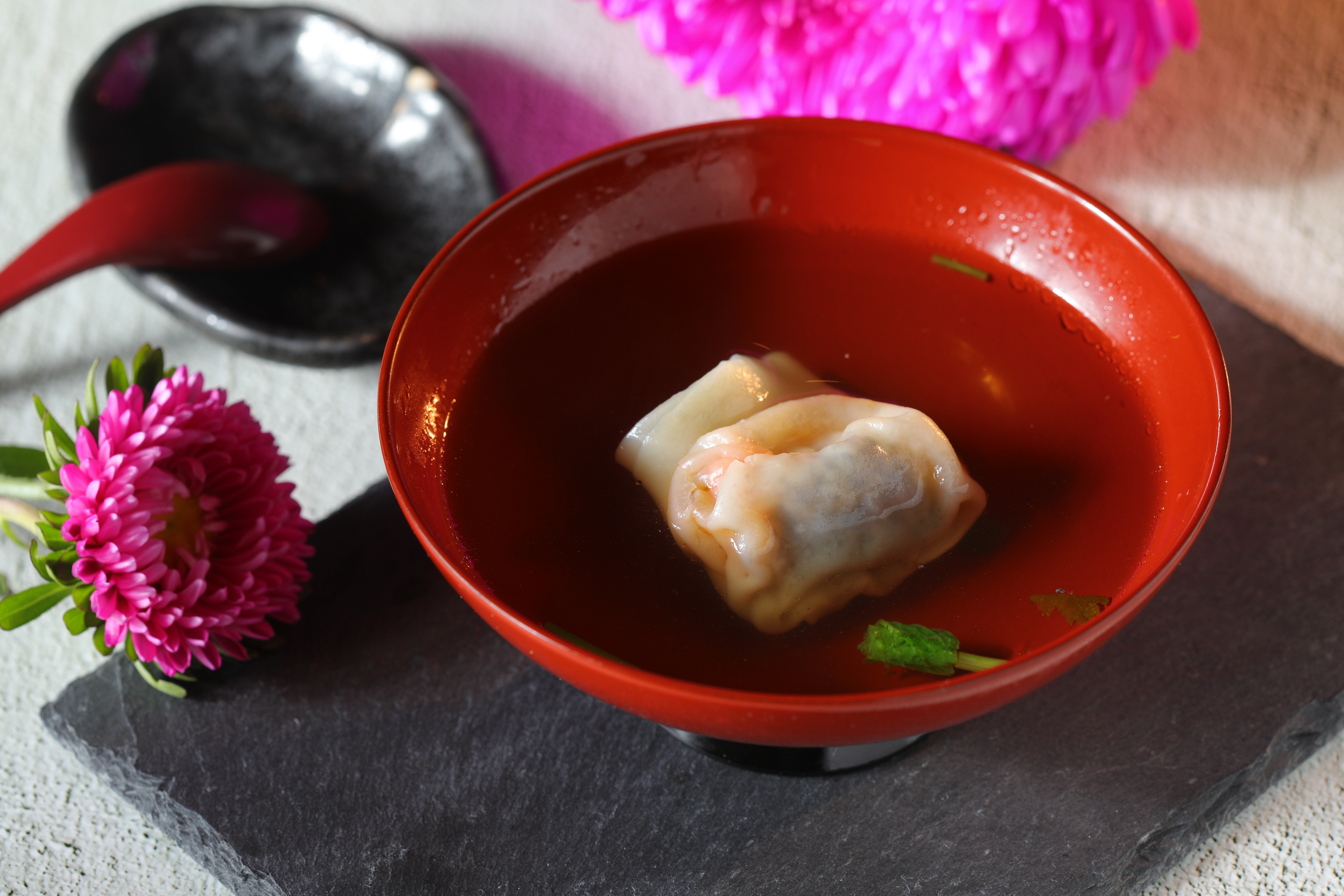 搭配湯品「 自製法式鴨肝松露餃子湯」很暖胃。（1,200元套餐菜色）