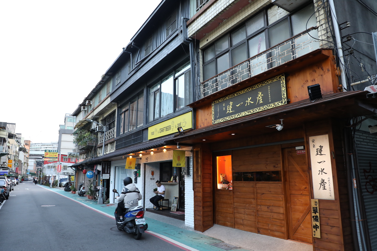 「安東建一水產」是餐廳也是生鮮食材專賣店，常有客人來現撈海鮮外帶。