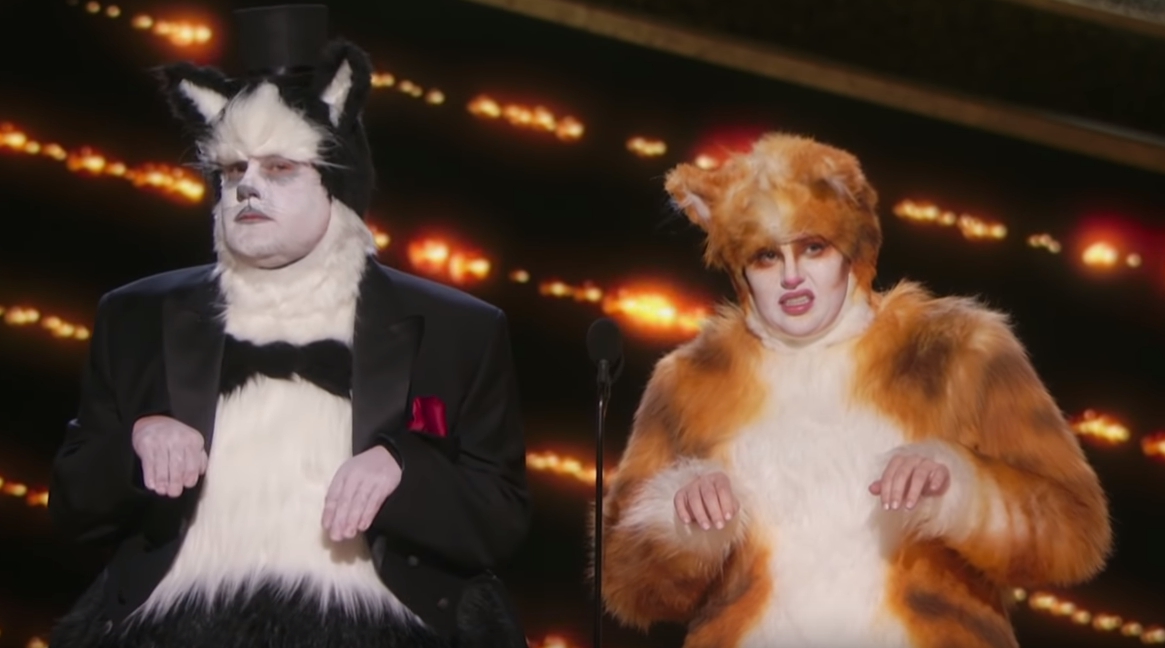 詹姆斯柯登和蕾貝威爾森擔任奧斯卡頒獎人，扮成電影《貓》的造型站上舞台。（翻攝自FOX Nederland Youtube）