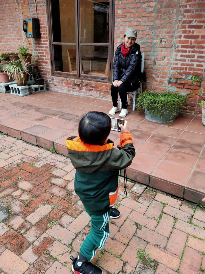 將滿3歲的勁寶，架式十足為「娜娜姨」Selina拍照。（翻攝自Selina臉書）