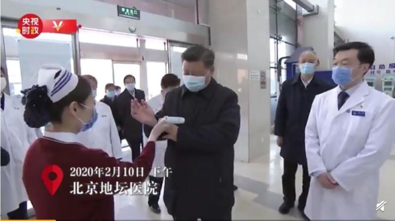 習近平近日現身北京視察防疫工作,但在測量體溫時卻是伸出右手而非額頭,讓網友質疑是否「龍頭不可測」。(翻攝微博)