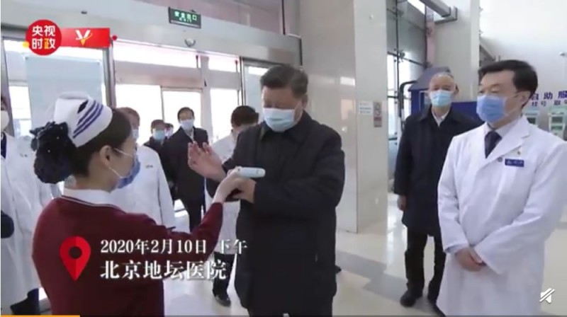 習近平近日現身北京視察防疫工作，但在測量體溫時卻是伸出右手而非額頭，讓網友質疑是否「龍頭不可測」。（翻攝微博）