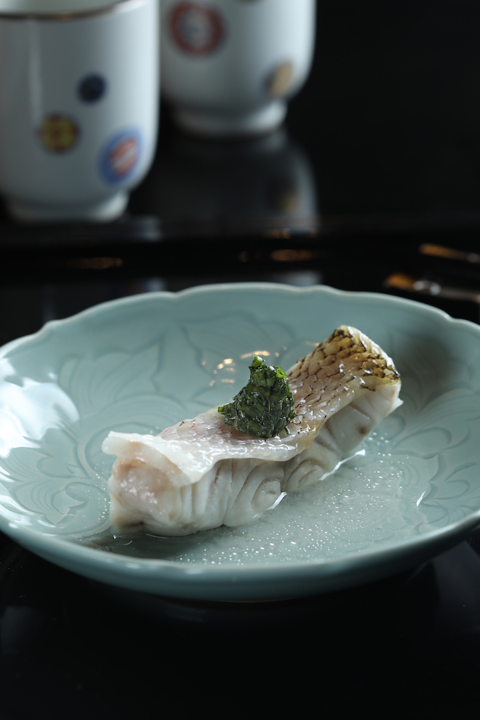 「酒蒸白川甘鯛」旨味豐厚。（9,800元套餐菜色）