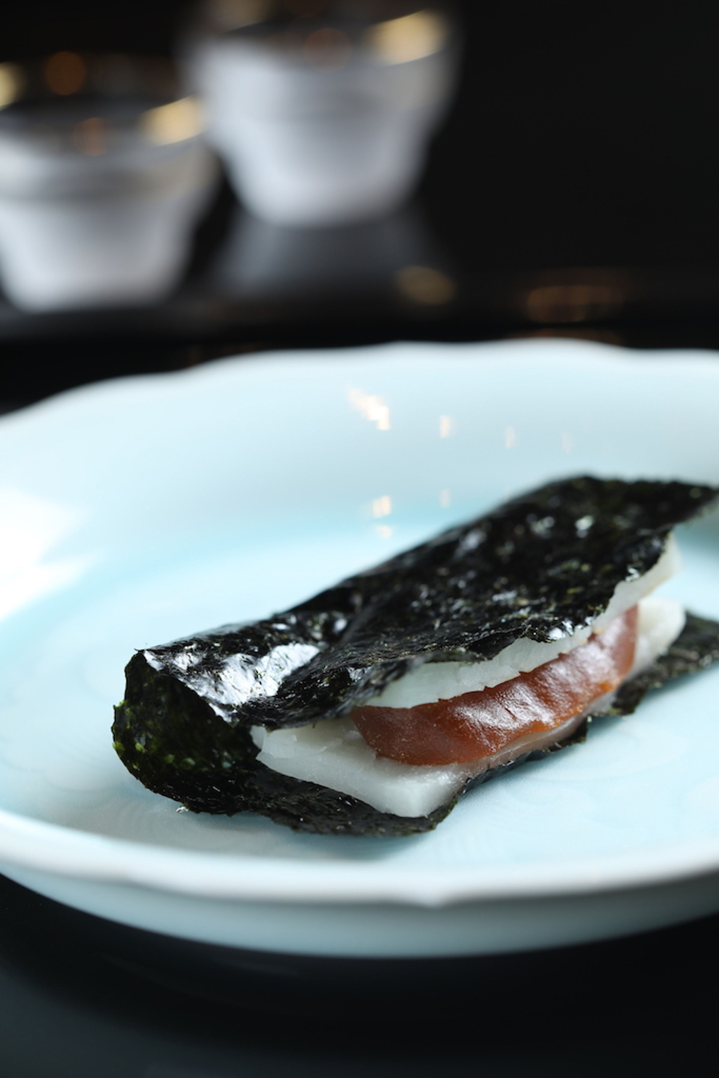 「海苔烏魚子年糕」是帶酒香的日式烏魚子吃法。（9,800元套餐菜色）