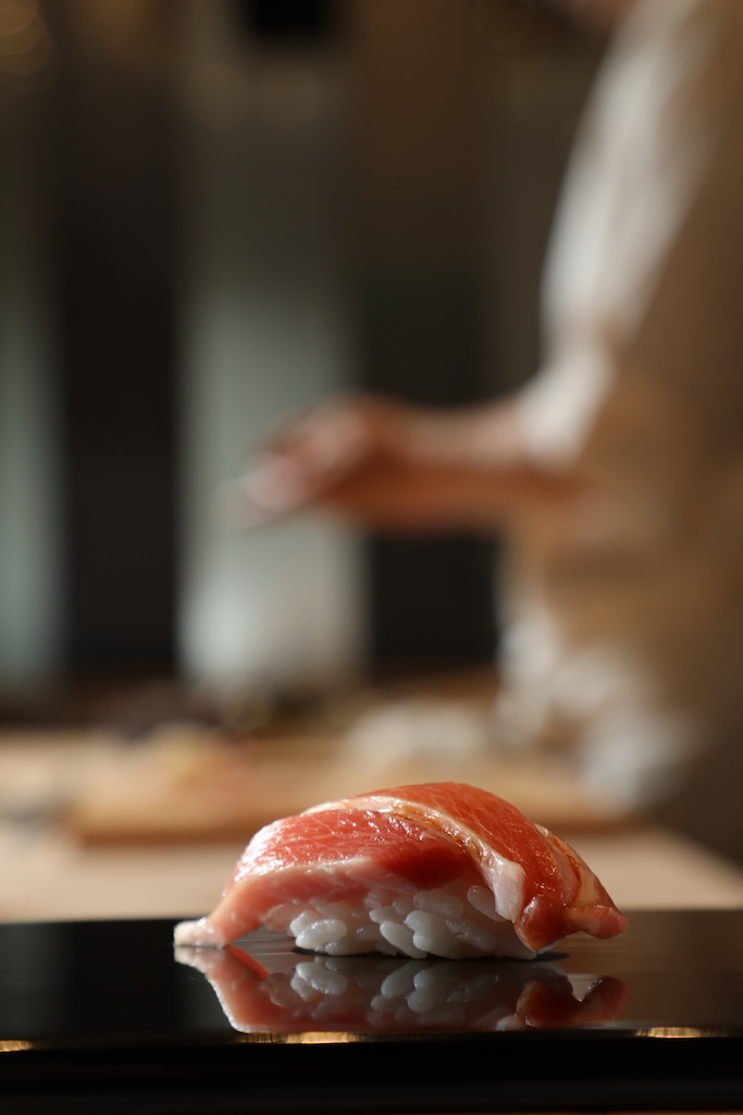 紅中帶白的「鮪魚中腹」軟中帶綿。（9,800元套餐菜色）