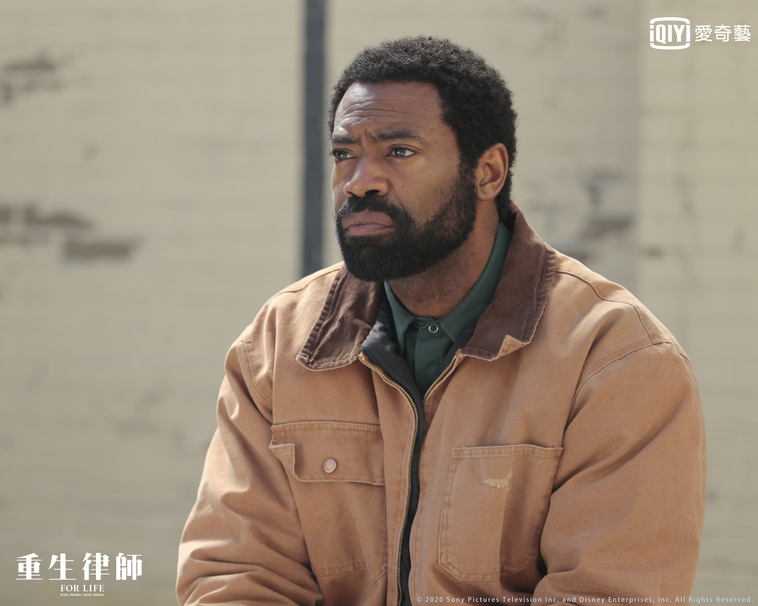 《重生律師》描述一位無辜被判無期徒刑的黑人，在獄中自學成了律師，成功為自己遭誤判的罪刑翻案。（愛奇藝台灣站）