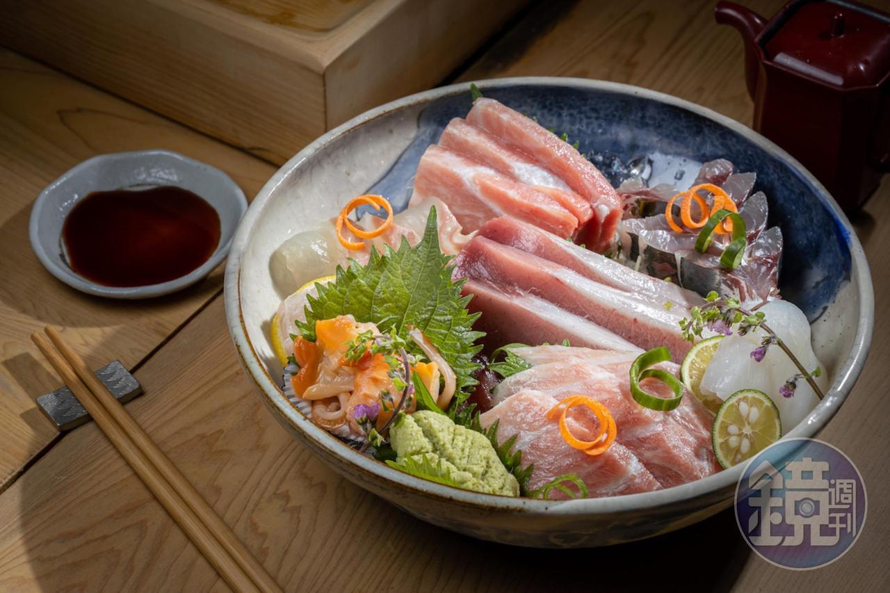 氣勢十足的「生魚片大盛」集結鮪魚、花枝、竹莢魚、赤貝等海味鮮美。（7,500元套餐加價菜色）