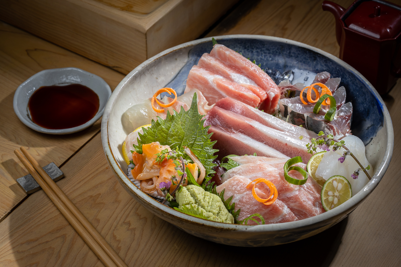 氣勢十足的「生魚片大盛」集結鮪魚、花枝、竹莢魚、赤貝等海味鮮美。（7,500元套餐加價菜色）