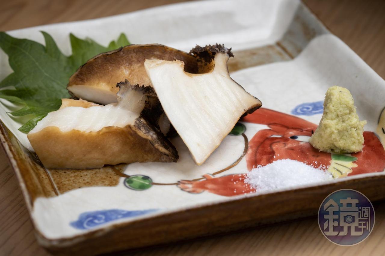 蒸煮功力極好的「日本黑鮑」，帶著香氣和柔軟口感。（5,200元套餐菜色）
