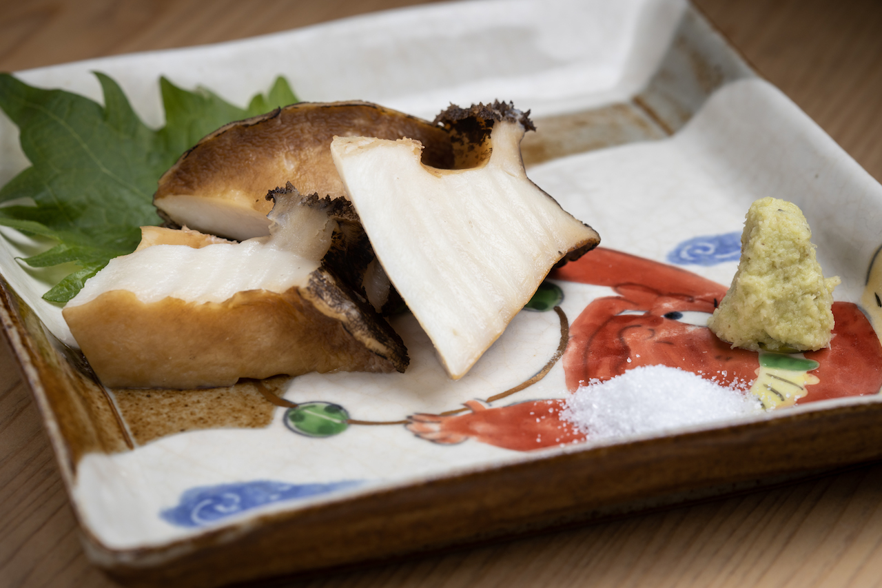 蒸煮功力極好的「日本黑鮑」，帶著香氣和柔軟口感。（5,200元套餐菜色）