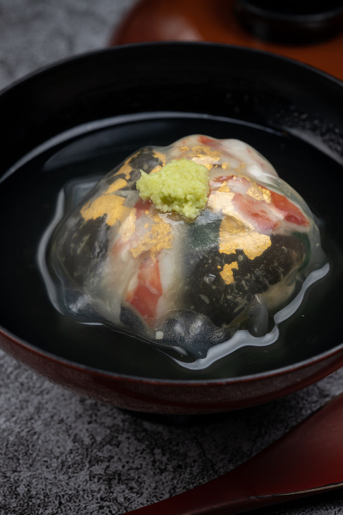 「錦繡蕪菁蒸」用葛粉包裹魚蝦和大頭菜，是精美的蒸物（3,200元套餐菜色）。