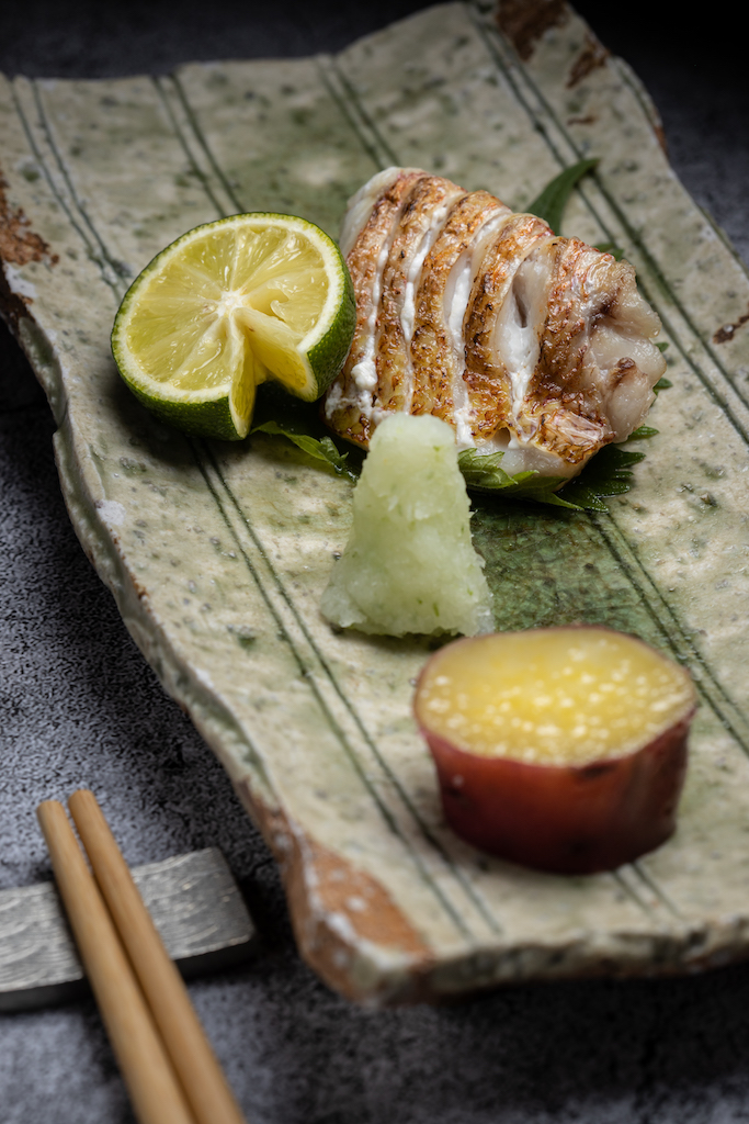 「烤紅喉魚」肉質鮮甜、油脂豐美。（3,200元套餐菜色）