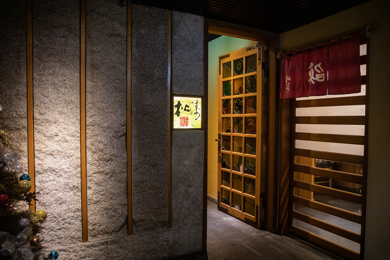 低調隱密的「鮨．松濤日本料理」， 酒餚、壽司料理多樣，可依預算配菜，受到鐵粉客人喜愛。