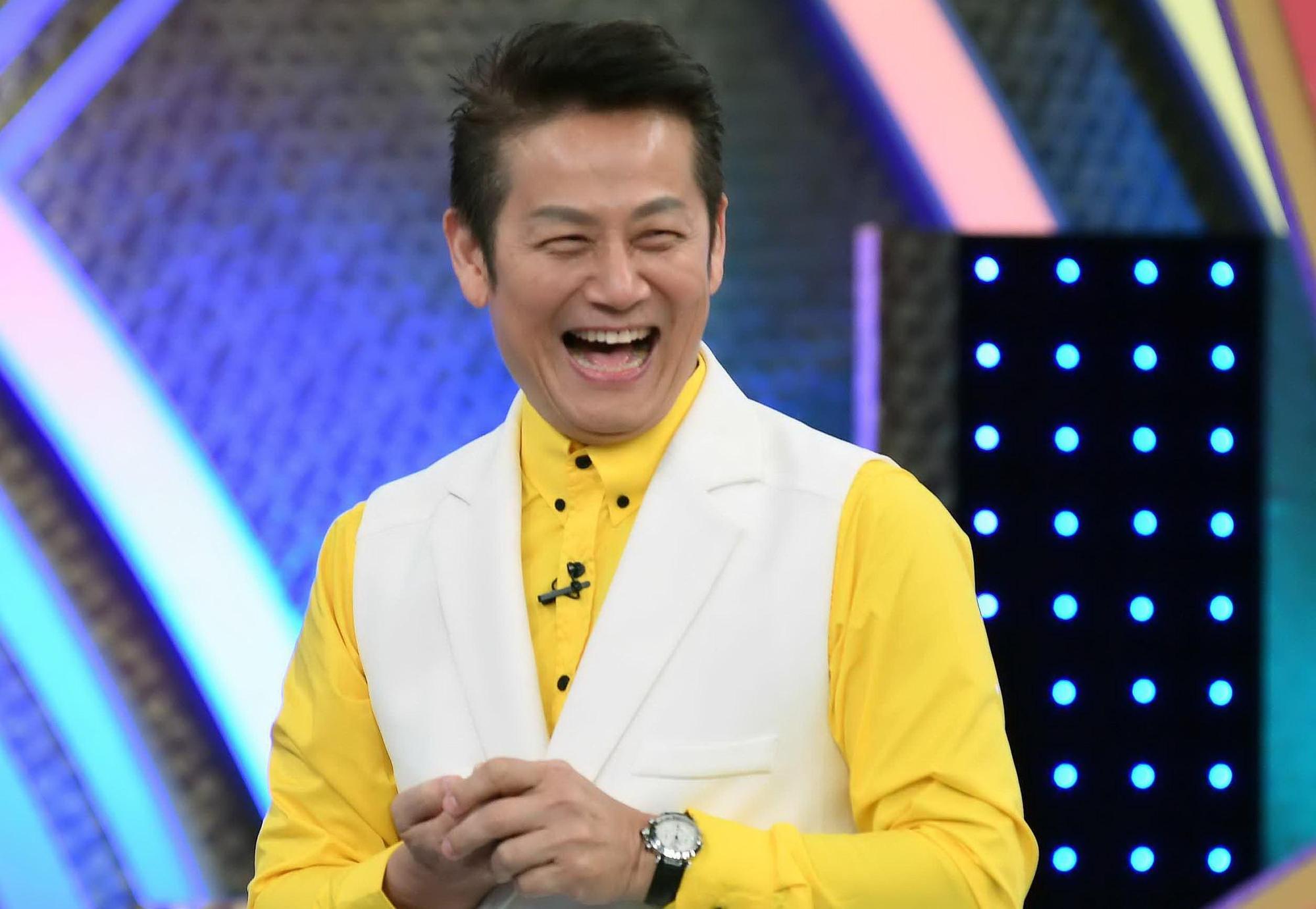 徐乃麟過年赴越南遊玩,在當地買了數十盒口罩返台。(華視提供)