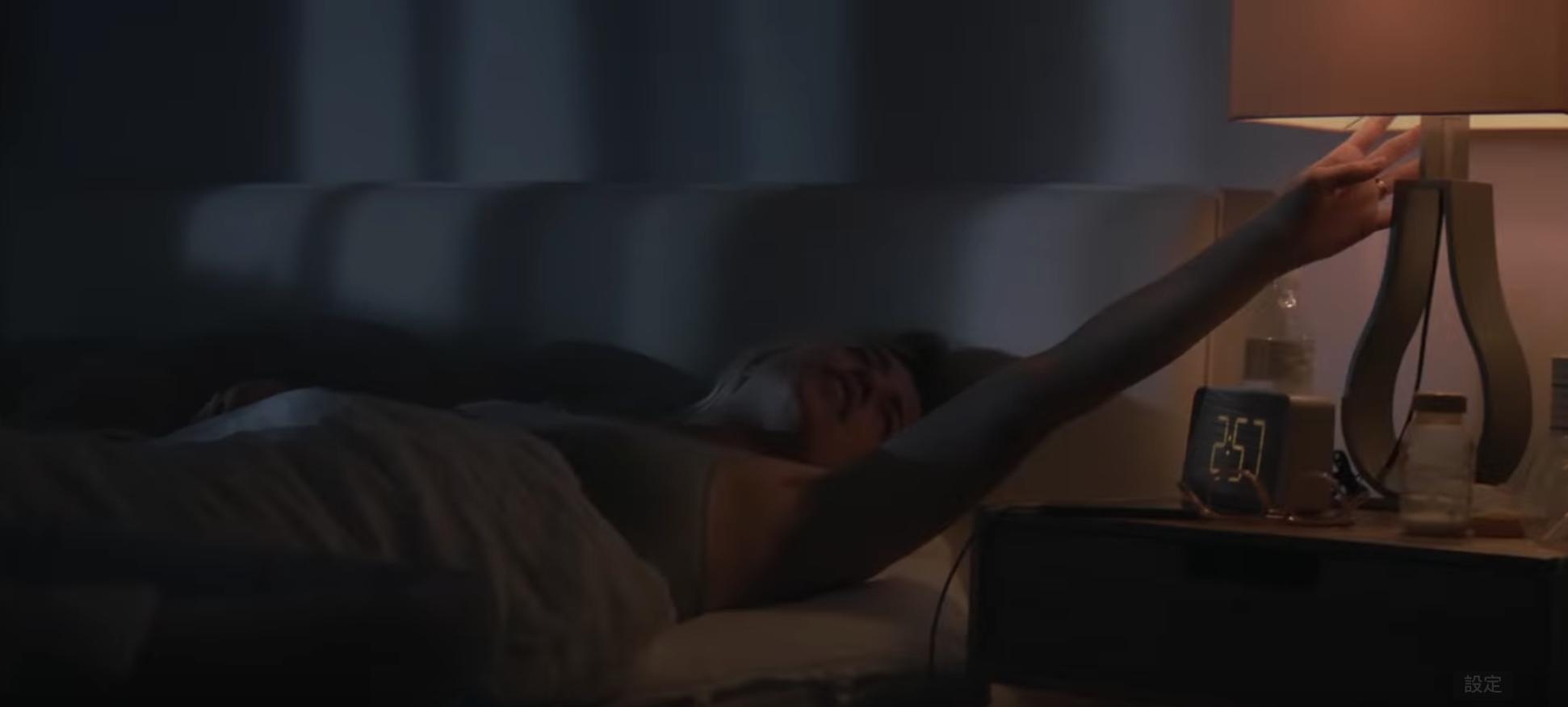 廣告中,新手媽媽在凌晨2:57分被新生兒哭聲吵醒。(截圖自影片)
