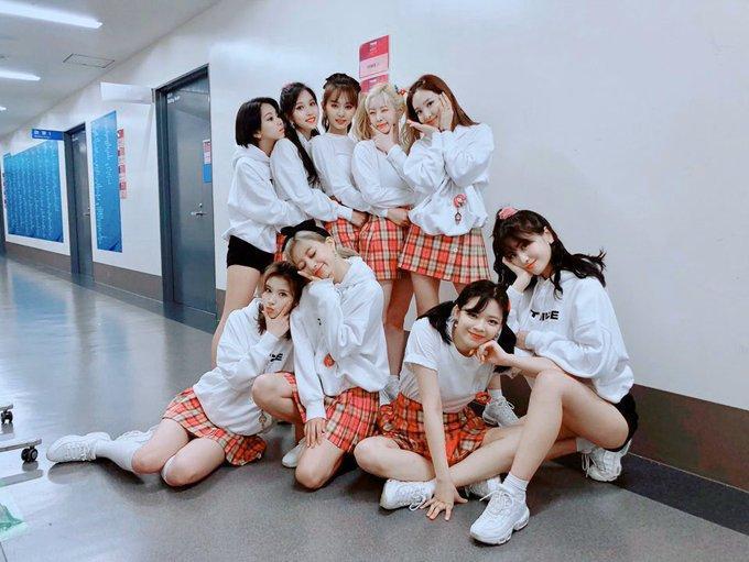 TWICE日籍成員Mina(後排左二)在福岡舉行的演唱會上正式歸隊。(翻攝自TWICE推特)